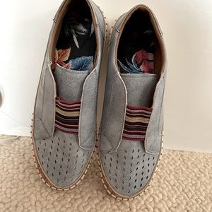 Women’s tennies/loafers